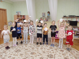 Белые снежинки кружатся летят... Белые снежинки кружатся летят.