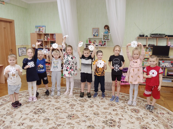 Белые снежинки кружатся летят... Белые снежинки кружатся летят.